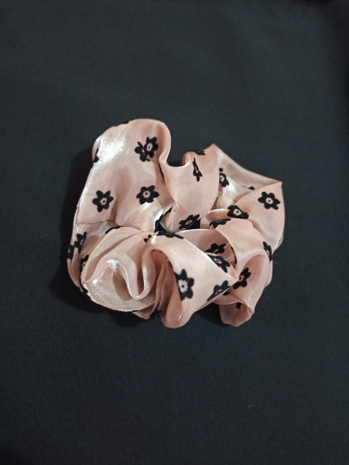 Σατέν μεταλλιζέ scrunchy με μαύρα λουλούδια ροζ
