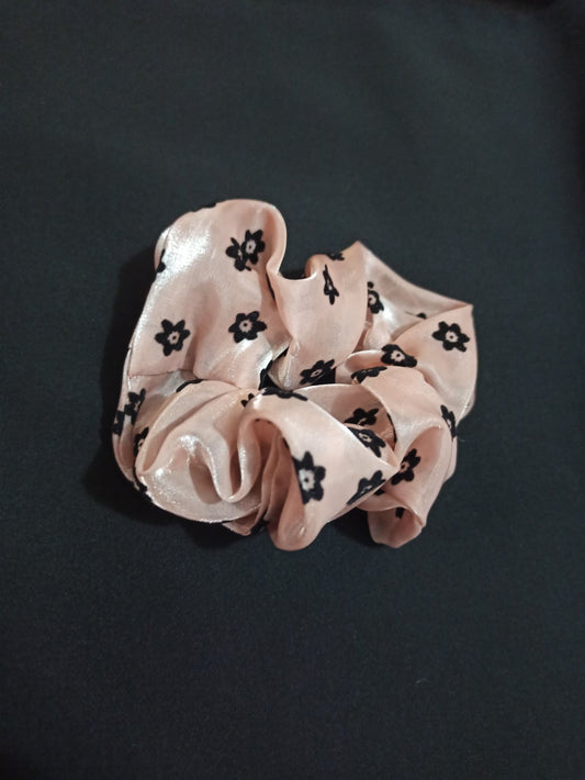Σατέν μεταλλιζέ scrunchy με μαύρα λουλούδια ροζ